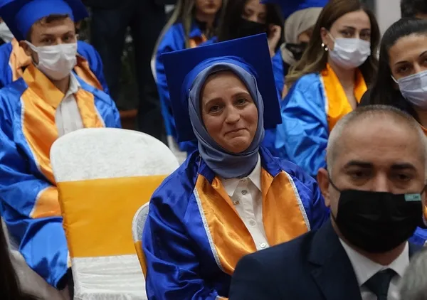 hayalinin-onunde-kimse-duramadi-52-yasinda-universiteyi-birincilikle-bitirdi-1632050955491.jpg