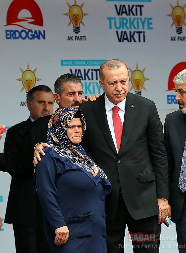 Cumhurbaşkanı Erdoğan şehit Eren Bülbül'ün annesine hediye edilen evin anahtarını verdi