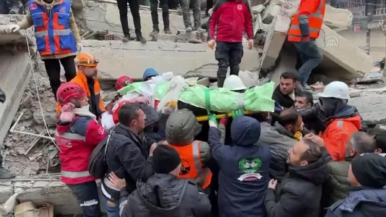SON DAKİKA: Deprem sonrası mucize kurtuluşlar! Gözyaşları sel olup aktı!