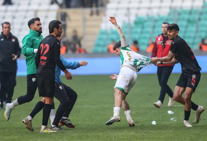 bursaspor-diyarbekirspor-macinda-saha-karisti-1703083693048.jpg