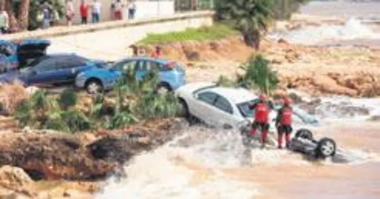 İspanya’da araçlar denize sürüklendi