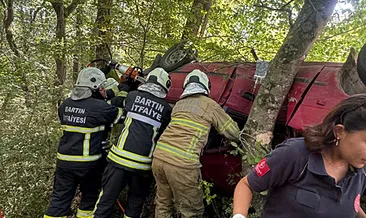 Bartın'da ağaca çarpan araç devrildi: 1'i ağır 3 yaralı #bartin