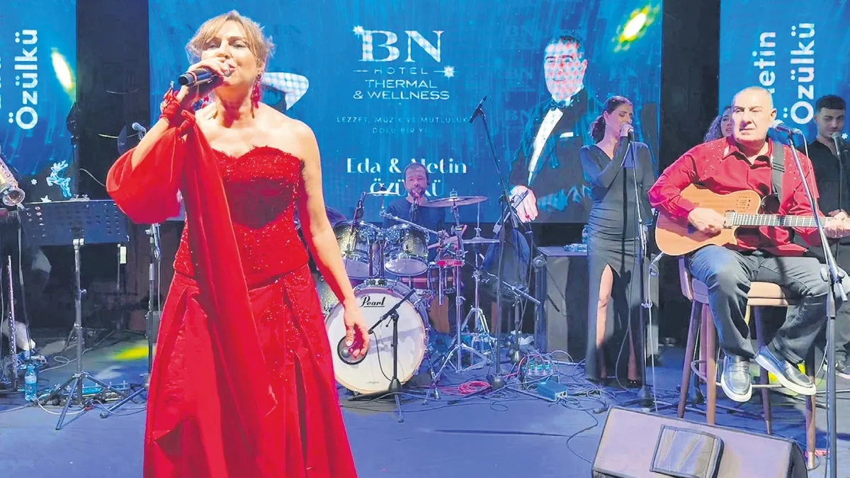 İkizleriyle yılbaşı gecesi sahneye çıktılar