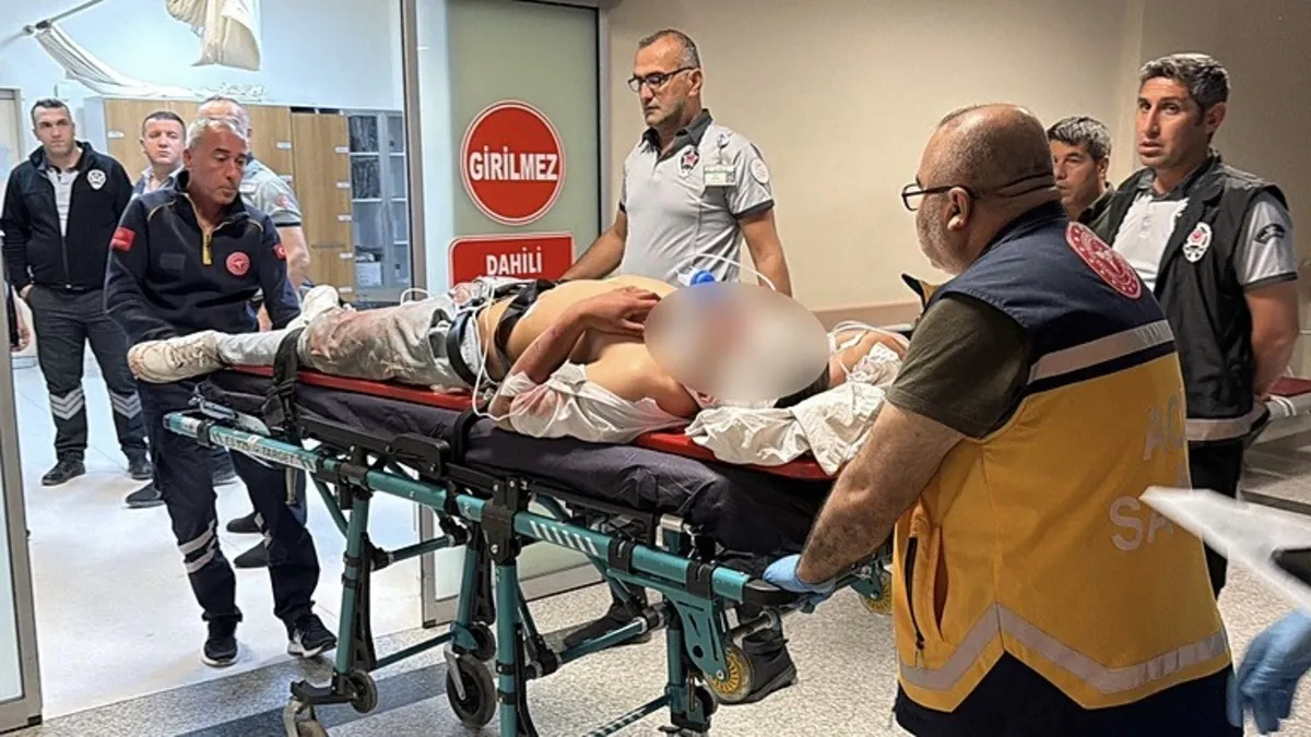 Motosiklet, elektrik direğine çarptı: 1’i ağır 2 yaralı Motosiklet, elektrik direğine çarptı: 1’i ağır 2 yaralı
