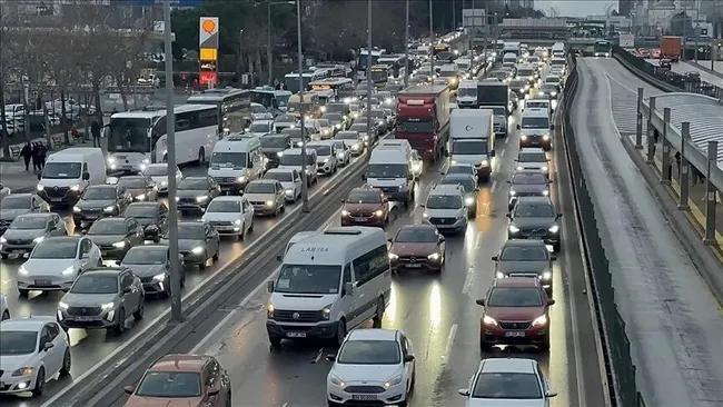 istanbulda-trafik-kilit-yagmur-megakenti-resmen-esir-aldi-iste-alternatif-guzergahlar-1790609149680.jpeg