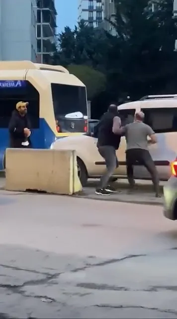 kadikoyde-sokak-ortasinda-sopali-kavga-o-anlar-kamerada-1766674391110.jpg
