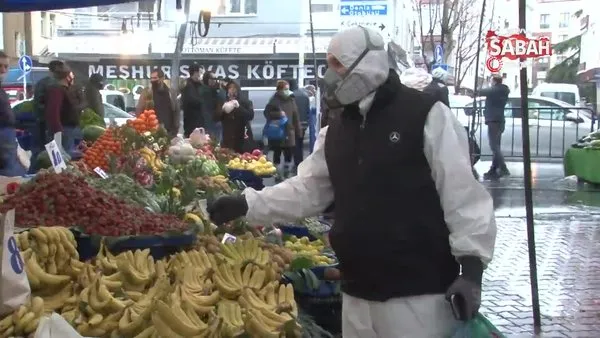 İstanbul'da corona virüsüne karşı tulumu ve maskesiyle pazara gelen vatandaş herkesi şaşırttı | Video