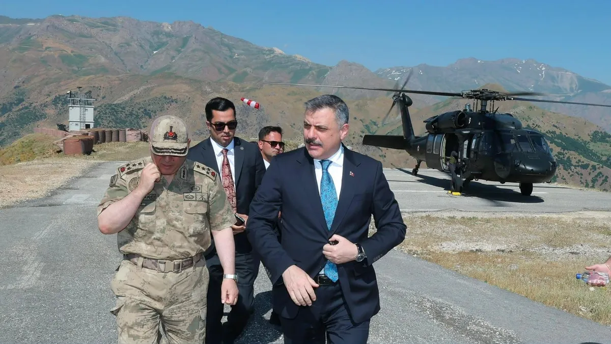 Bakan Çiftçi Şemdinli’deki Zirvin üs bölgesini ziyaret etti Bakan Çiftçi Şemdinli’deki Zirvin üs bölgesini ziyaret etti