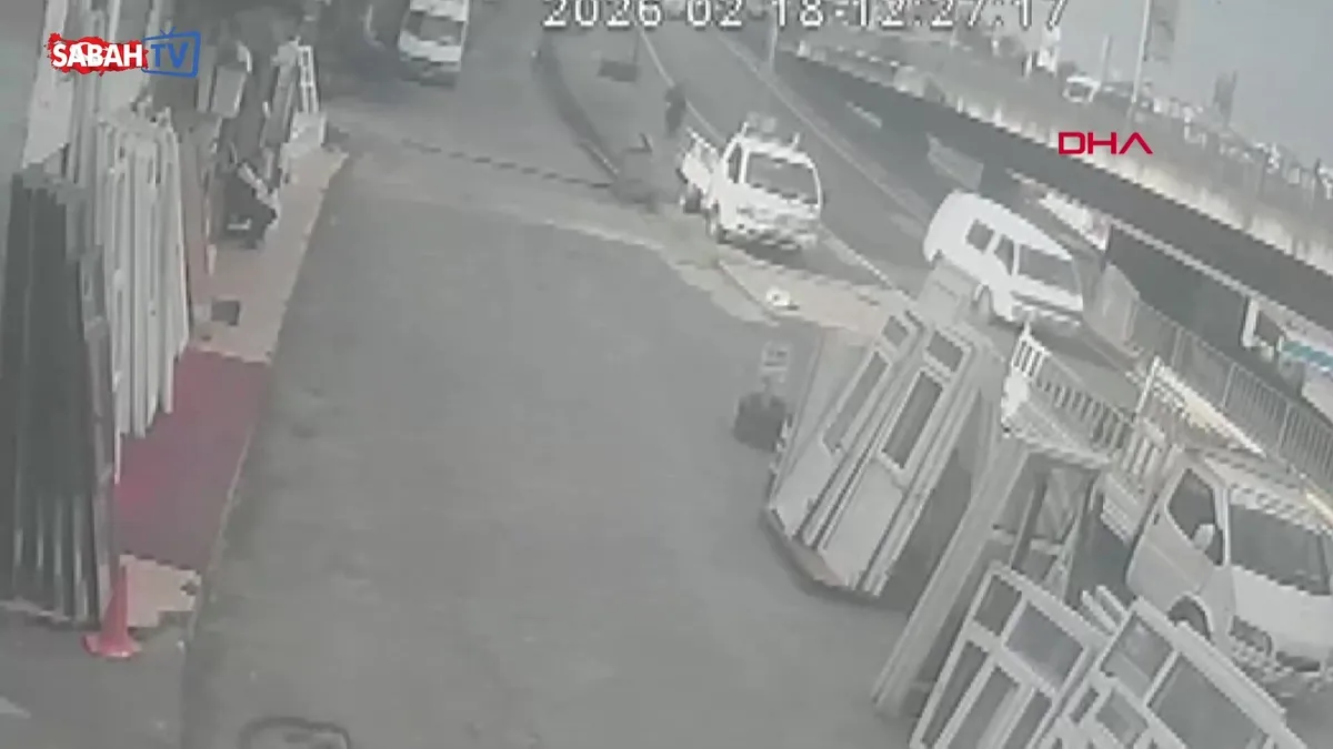 Köpekten kaçarken otobüsün çarptığı üniversiteli genç kız ağır yaralandı! Kaza anı kamerada | Video videosunu izle Köpekten kaçarken otobüsün çarptığı üniversiteli genç kız ağır yaralandı! Kaza anı kamerada | Video videosunu izle