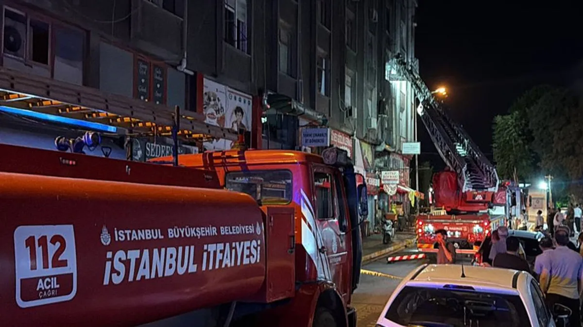 Küçükçekmece'de restoranda yangın: 4 iş yeri zarar gördü Küçükçekmece'de restoranda yangın: 4 iş yeri zarar gördü
