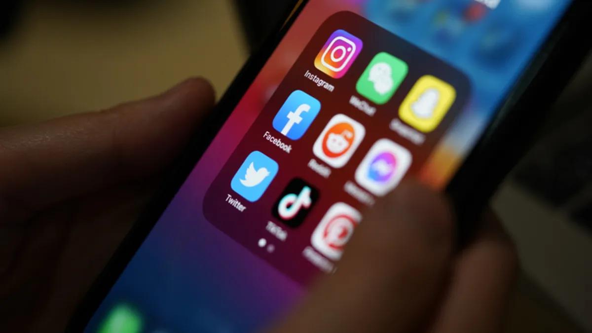 Dijital bir illüzyonun kölesi miyiz? Beğeni butonlarının ardındaki “yetersizlik” tuzağı Dijital bir illüzyonun kölesi miyiz? Beğeni butonlarının ardındaki “yetersizlik” tuzağı