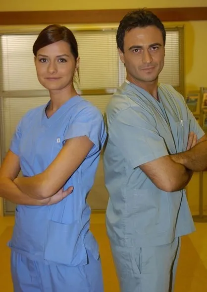 Doktorlar’ın Ela’sı Yasemin Özilhan’ın estetikten önceki hali şaşırttı! İşte Yasemin Özilhan’ın son hali!