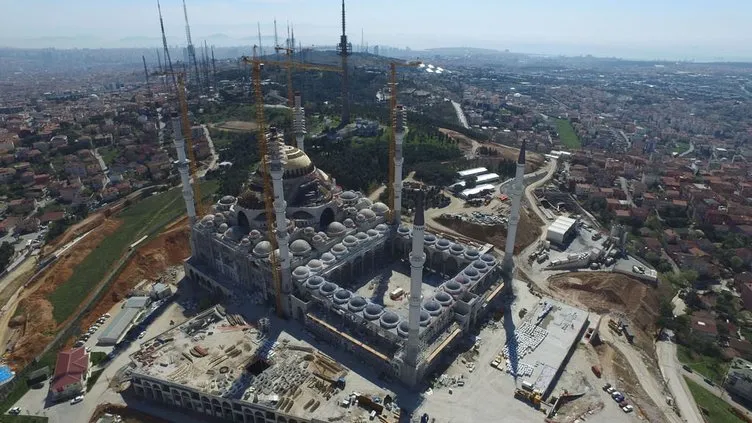 Çamlıca Camisi’nde dev kubbenin üzeri kapandı