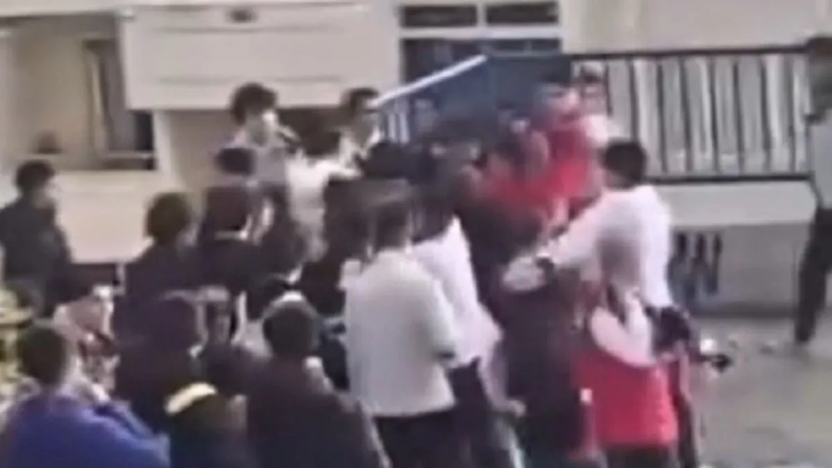 İzmir’de öğrenciler birbirine girdi: Sokak savaş alanına döndü! İzmir’de öğrenciler birbirine girdi: Sokak savaş alanına döndü!