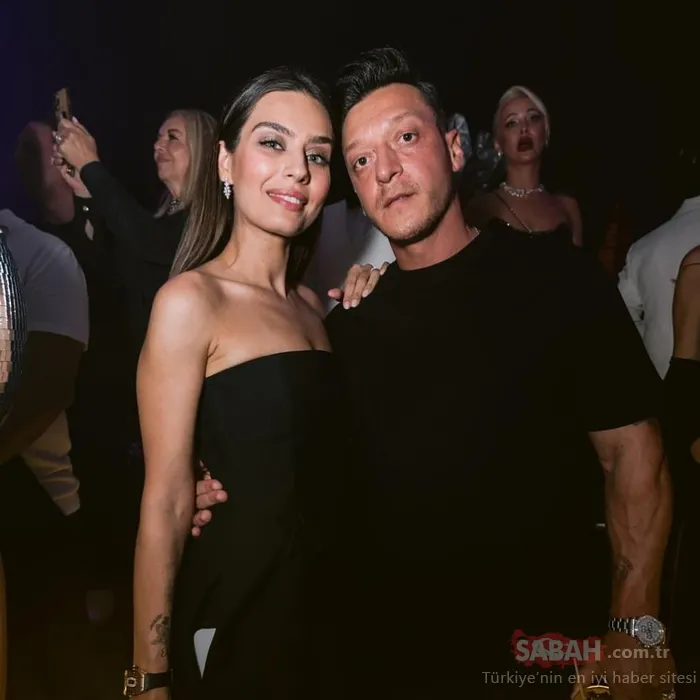 Mesut Özil ile Amine Gülşe gönülleri fethetti! Annelerin duasıyla ayaktayız!