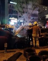 Kadıköy’de park halindeki 2 otomobil yandı