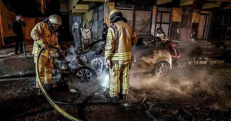 Bahçelievler’de iki otomobil kundaklandı