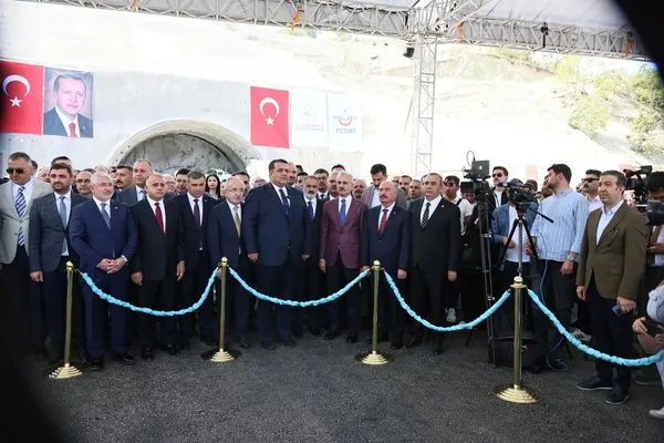 corumda-tarihi-hizli-tren-projesinin-temelini-bakan-uraloglu-atti-1749901642259.jpg