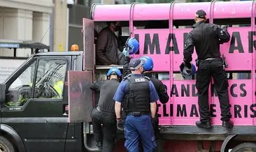Londra’da eylemciler kamyonetle yolu kapattı