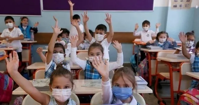 son dakika okullar kapanacak mi yuz yuze egitim sona erecek mi son durum ne bakan koca ve meb ozer den okullarda yuz yuze egitimle ilgili aciklama geldi yuz yuze egitim bitecek mi