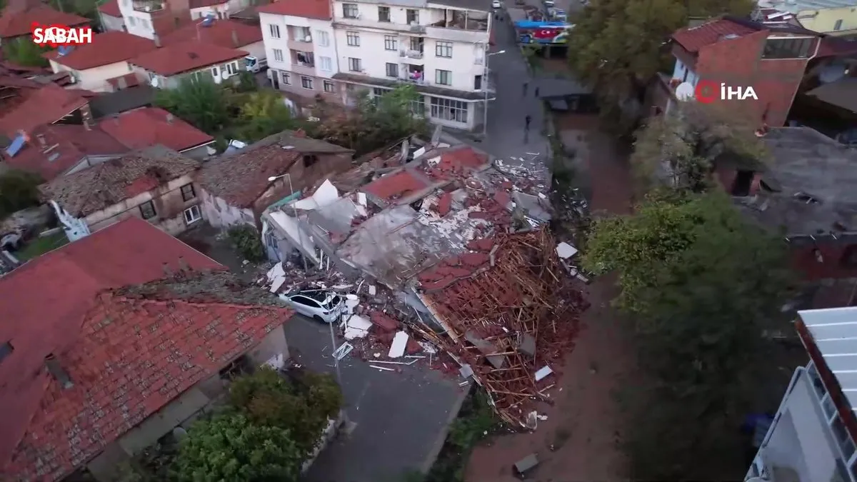 Sındırgı depreminde çöken binalar sabahın ilk ışıklarıyla böyle görüntülendi | Video videosunu izle Sındırgı depreminde çöken binalar sabahın ilk ışıklarıyla böyle görüntülendi | Video videosunu izle
