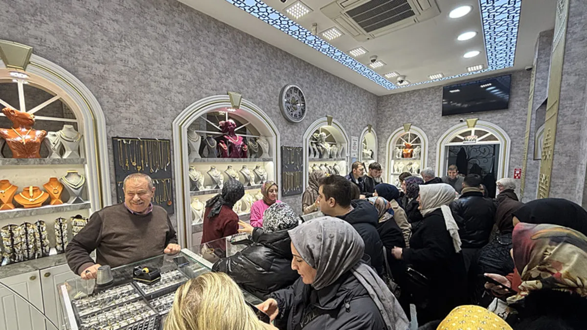 Pide değil, altın kuyruğu: Fiyatları gören kuyumcuya akın etti! Pide değil, altın kuyruğu: Fiyatları gören kuyumcuya akın etti!