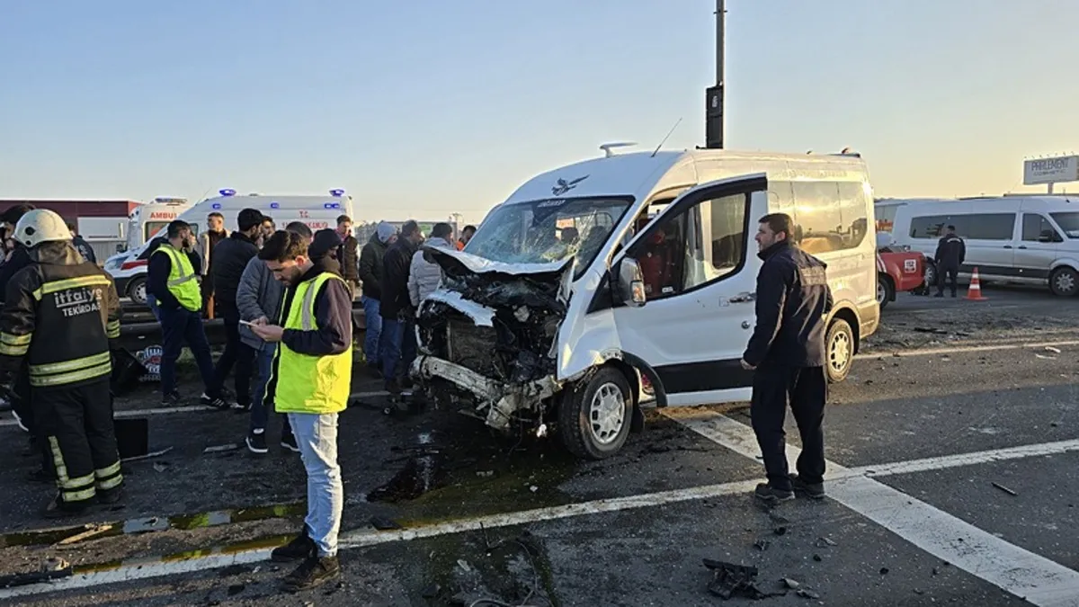 Tekirdağ’da 2 işçi servisinin çarpıştığı kazada 18 kişi yaralandı Tekirdağ’da 2 işçi servisinin çarpıştığı kazada 18 kişi yaralandı