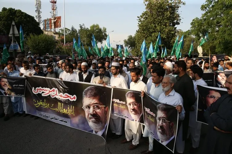 Muhammed Mursi için dünyanın dört bir yanında gıyabi cenaze namazı kılındı