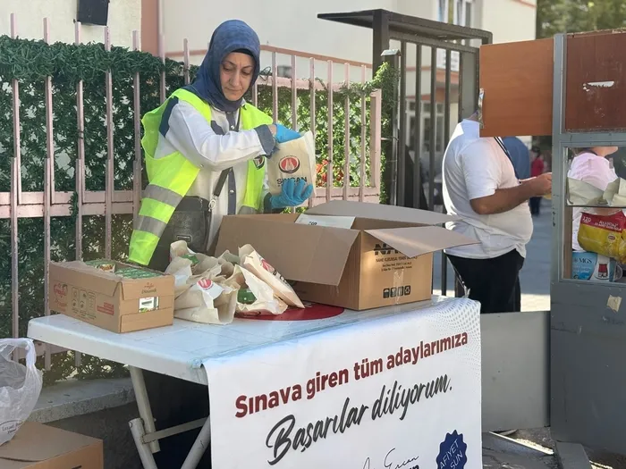 sincan-belediyesinden-kpss-adaylarina-meyve-suyu-ve-simit-ikrami-1788866185990.jpg