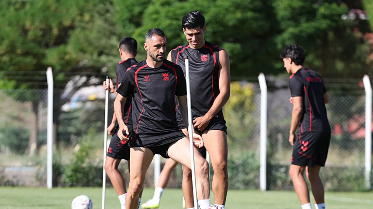 Sivasspor futbolcuları antrenman sahasında çalışıyor.