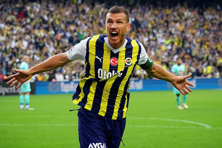 fenerbahceye-yeni-golcu-edin-dzeko-onerdi-1707474991274.jpg