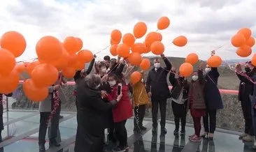 Down sendromlu çocuklar seyir terasında balon uçurdu