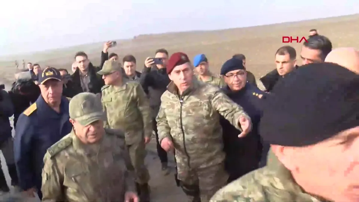 Genelkurmay Başkanı Bayraktaroğlu Ankara’da düşen uçak enkaz alanında incelemelerde bulundu videosunu izle Genelkurmay Başkanı Bayraktaroğlu Ankara’da düşen uçak enkaz alanında incelemelerde bulundu videosunu izle