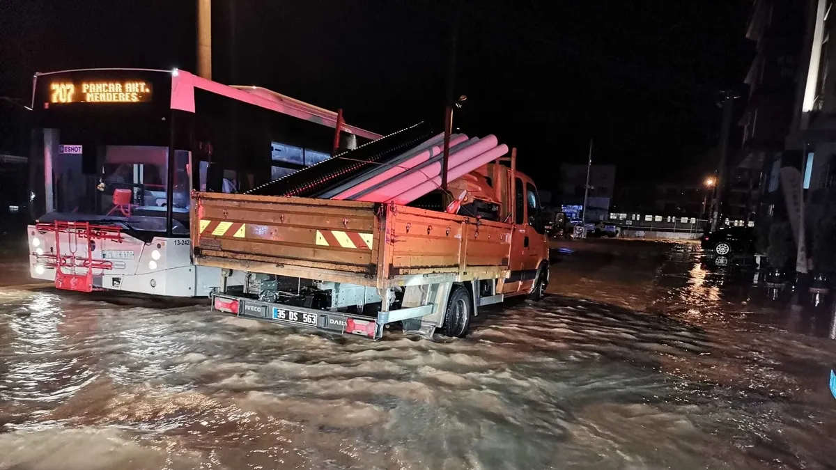 Kuvvetli sağanak İzmir’i etkisi altına aldı: Göle dönen altgeçitte can pazarı yaşandı! 1 ölü Kuvvetli sağanak İzmir’i etkisi altına aldı: Göle dönen altgeçitte can pazarı yaşandı! 1 ölü