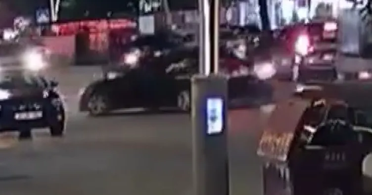 Dönüş yapmak isteyen otomobille çarpışan motosiklet sürücüsü yola böyle savruldu
