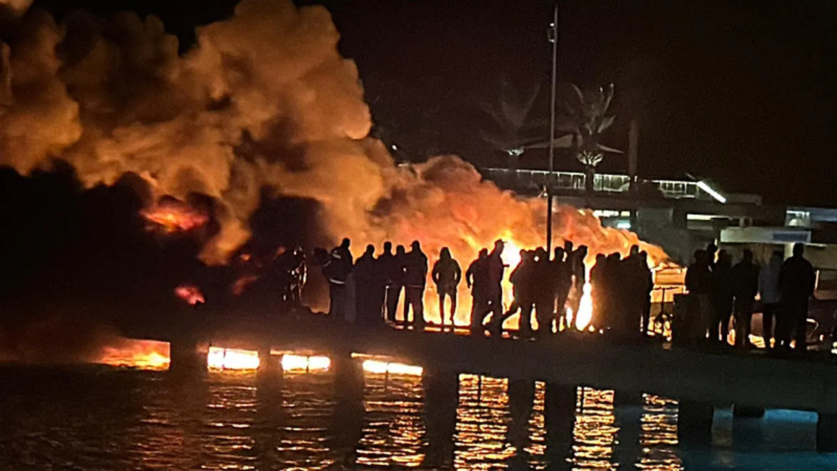 Muğla Bodrum'da marinada alevler geceyi aydınlattı: 7 yat kül oldu! Muğla Bodrum'da marinada alevler geceyi aydınlattı: 7 yat kül oldu!