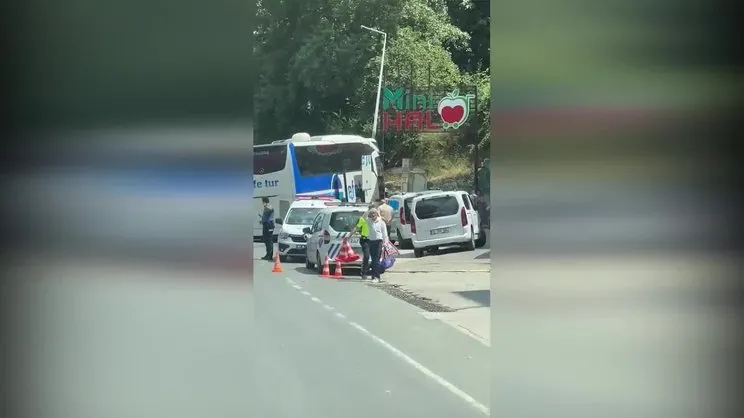 Gölcük'te otobüs durağa daldı!