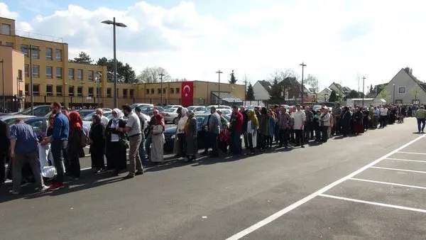 Almanya'daki sandıklarda uzun kuyruklar oluştu