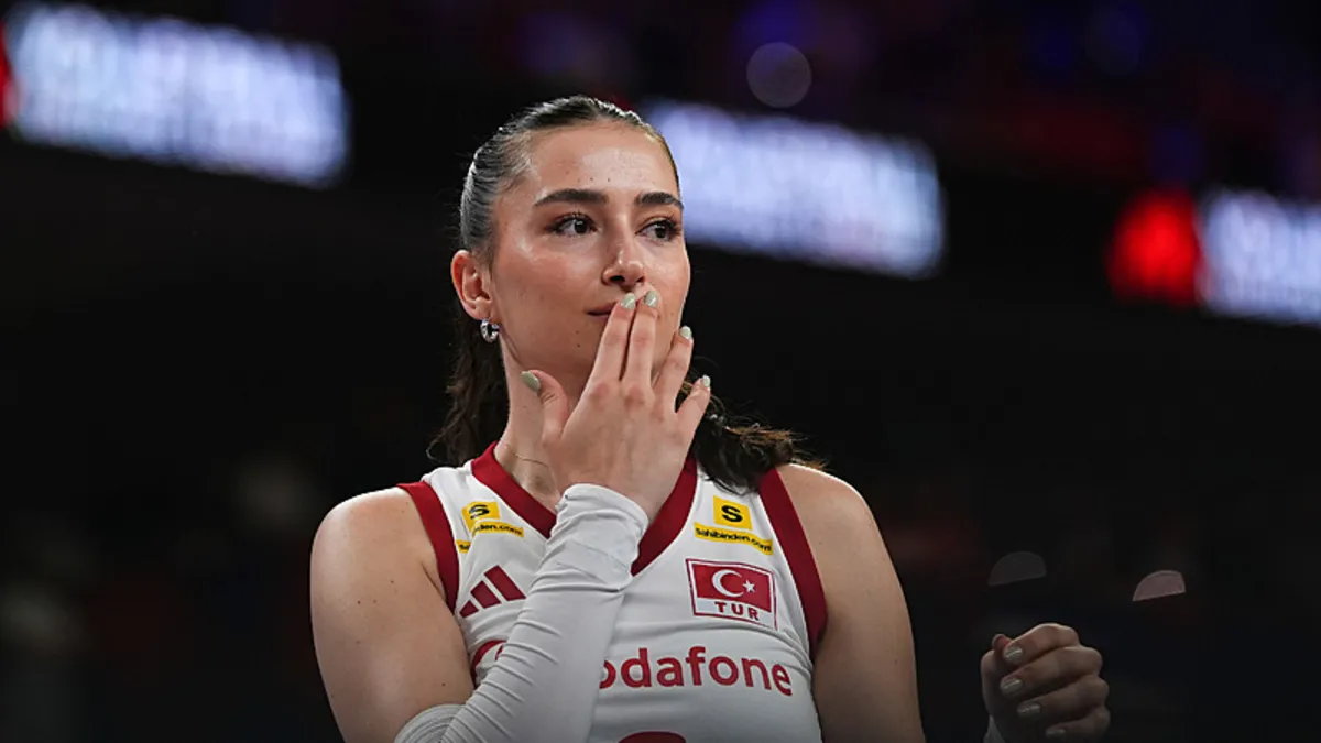 Milli voleybolcu Saliha Şahin, maç sonrası açıklama yapıyor.