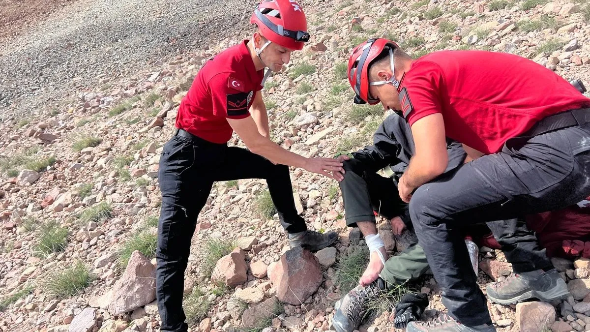 Erciyes’te mahsur kalan iki dağcı 7 saatte kurtarıldı