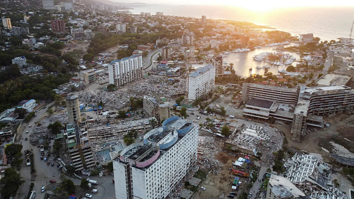 Venezuela'da deprem sonrası hasar gören binalar ve yardım çalışmaları.