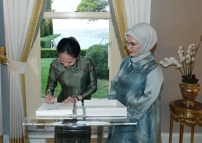 emine-erdogan-kambocya-basbakani-manetin-esi-chanmony-ile-gorustu-1792171347407.jpg Emine Erdoğan, Kamboçya Başbakanı Manet'in eşi Chanmony ile görüştü