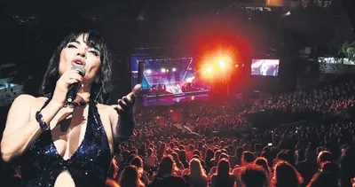 İBB’ye bağlı Harbiye Açıkhava’daki konserde havai fişek dehşeti! Şarkıcı Göksel’e tepki: Gözünün önünde ölümden döndük...