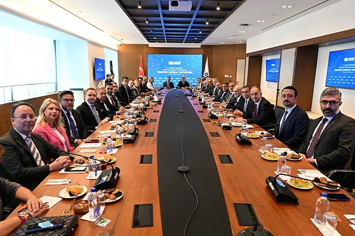 adalet-bakani-akin-gurlek-deik-yonetim-kurulu-uyeleriyle-bir-araya-geldi-devlet-butun-kurumlariyla-is-dunyasin-1789464652442.jpg