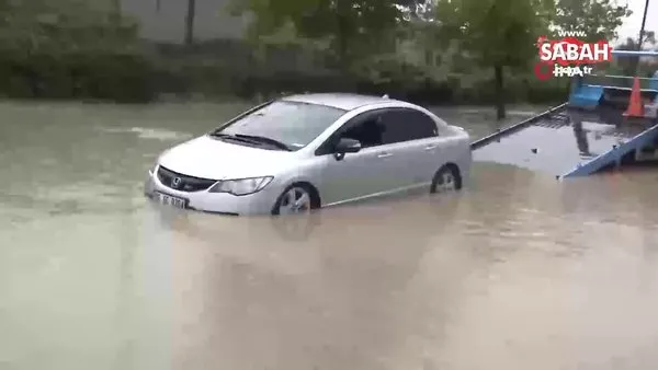 Başkent'te vatandaşlar sel sonrası sular altında kalan araçta mahsur kaldı | Video