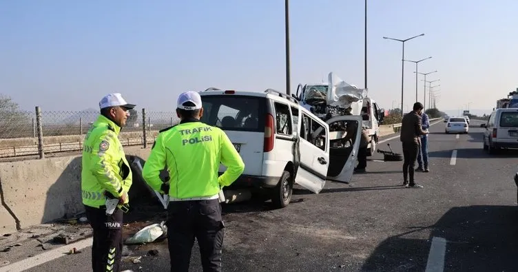 Adana’da feci kaza! Hafif ticari araç otomobile çarptı: 3 ölü