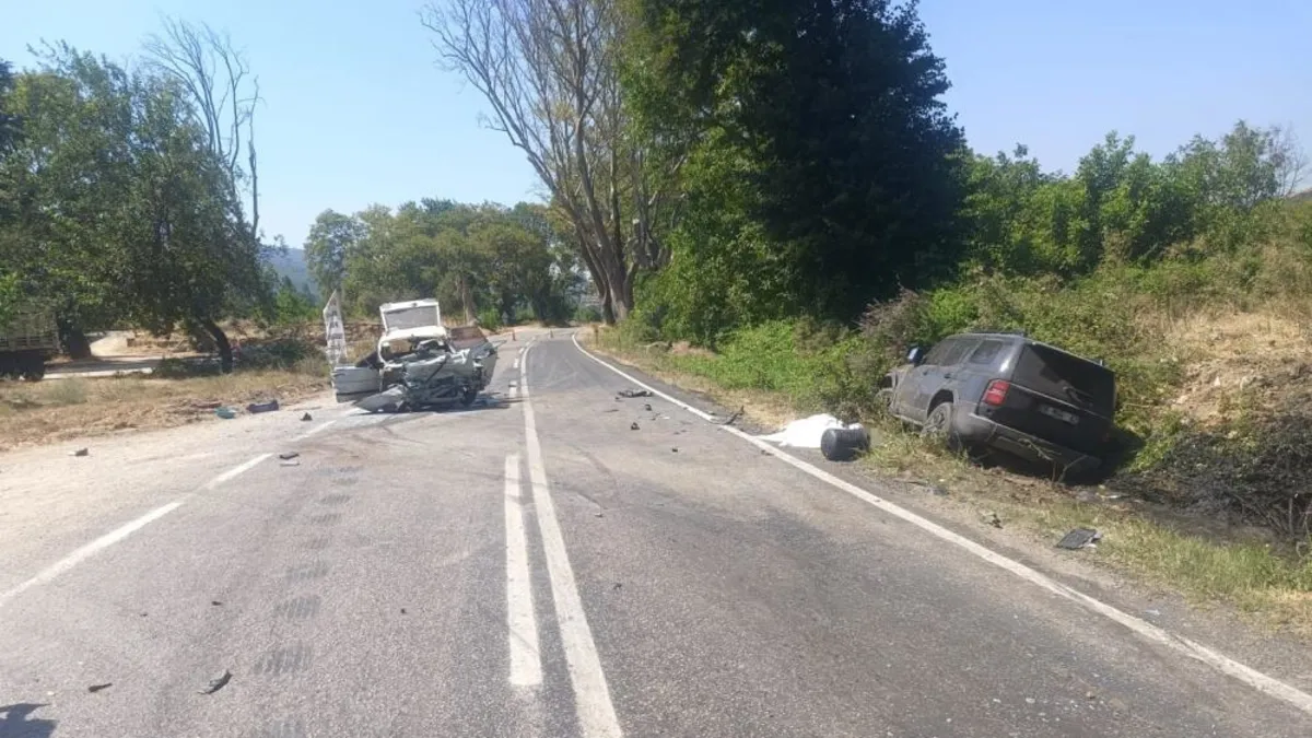 Manisa'da korkunç kaza! İki otomobil kafa kafaya çarpıştı: 2 ölü, 2 yaralı