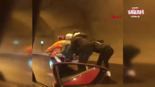 İzmir'de tünelde patenli gençlerin motosiklet arkasında yolculuğu yürekleri ağıza getirdi | Video