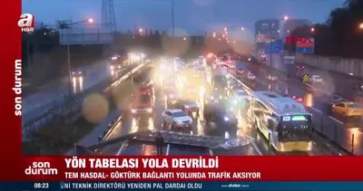 Son dakika! İstanbul Hasdal’da yön tabelası devrildi araçlar kaza yaptı | Video