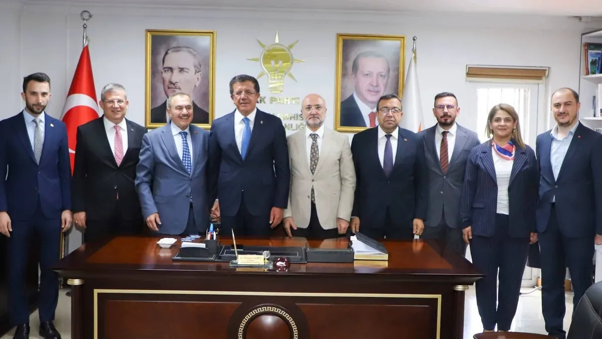 Nihat Zeybekci, AK Parti Afyonkarahisar İl Başkanlığı'nda teşkilat mensuplarıyla görüşüyor.